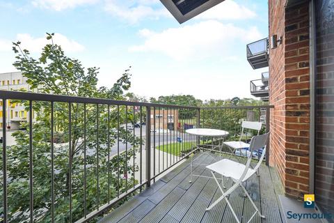 2 bedroom flat for sale, Walnut Tree Close, Surrey GU1