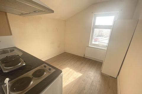 Studio to rent, Norwood Road, Southall