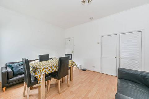 3 bedroom flat to rent, Kenlor Road, Tooting Broadway, London, SW17