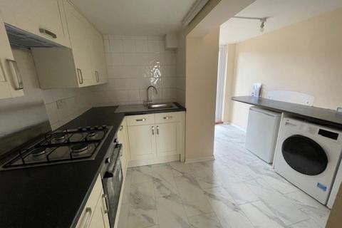 2 bedroom detached house to rent, Victoria Road, Romford