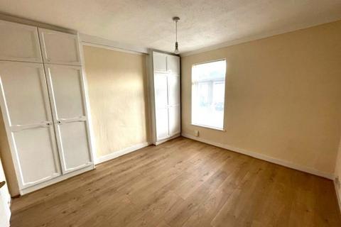 2 bedroom detached house to rent, Victoria Road, Romford