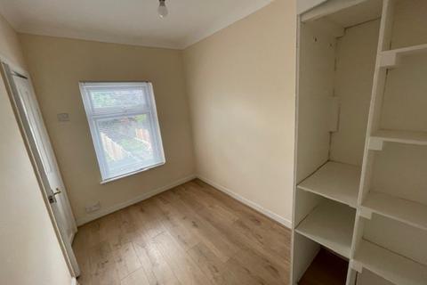 2 bedroom detached house to rent, Victoria Road, Romford
