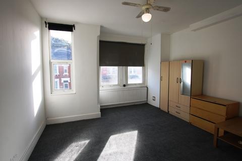2 bedroom flat to rent, Chapter Road, Willesden, NW2