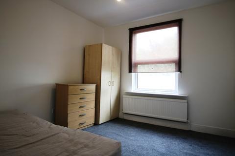 2 bedroom flat to rent, Chapter Road, Willesden, NW2