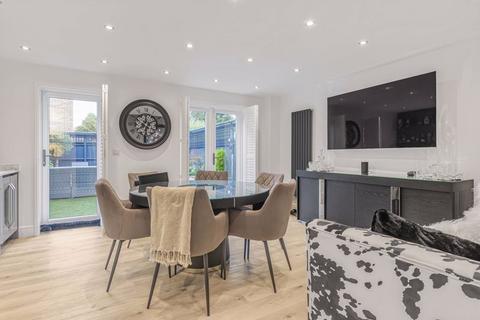 124 Sandringham Drive, Dartford, DA2 7WL