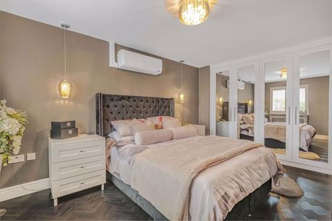 124 Sandringham Drive, Dartford, DA2 7WL
