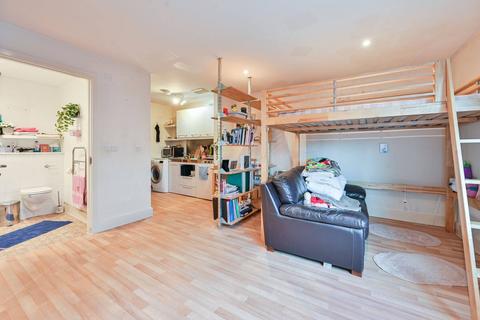 Studio to rent, Long Lane, Borough, London, SE1