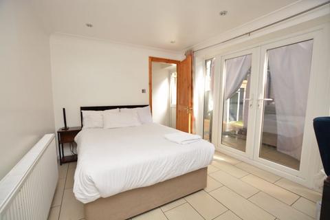 96 Greenside, Slough, SL2 1ST