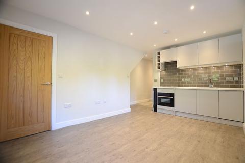 2 bedroom maisonette to rent, Tilford Road, Farnham