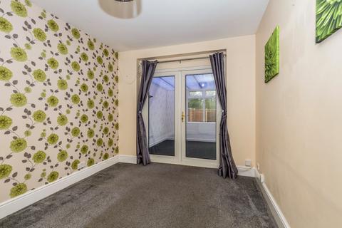 2 bedroom bungalow to rent, Walton Road