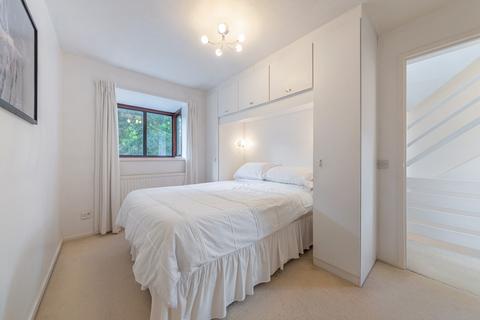 4 bedroom end of terrace house to rent, Fleming Way, London, SE28