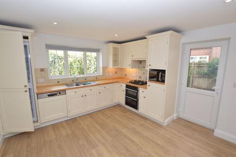 5 bedroom detached house to rent, 5 Bedroom 3 Bathroom Detached House, Hale Street, Tonbridge