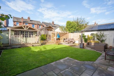 4 bedroom detached house for sale, Bramhope Road, Cleckheaton, BD19