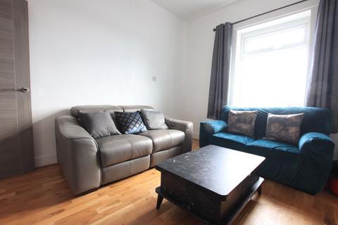 2 bedroom flat to rent, Green Lanes, London N13