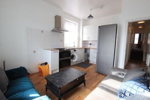 2 bedroom flat to rent, Green Lanes, London N13