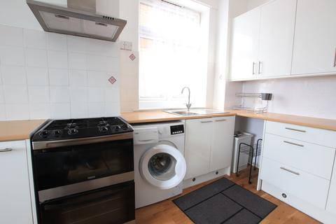 2 bedroom flat to rent, Green Lanes, London N13