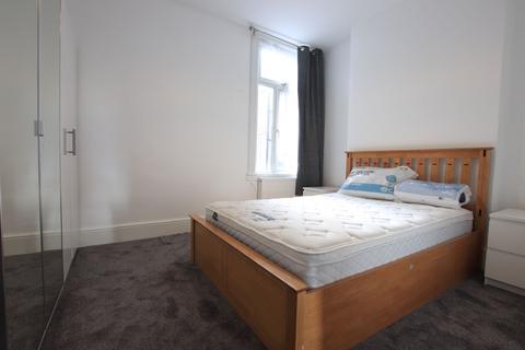 2 bedroom flat to rent, Green Lanes, London N13