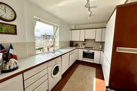 2 bedroom flat for sale, Admiral Gardens, Cowes