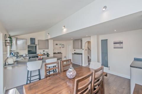 9 Ghyllroyd Drive, Birkenshaw, Bradford, BD11 2ET