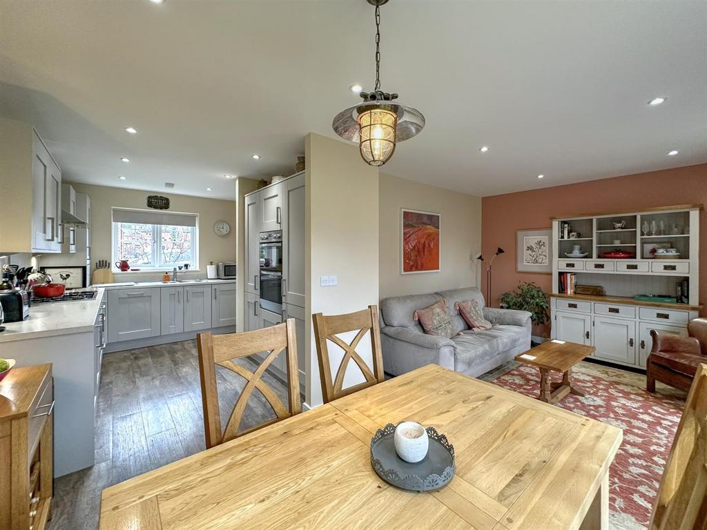 OPEN PLAN L-SHAPE KITCHEN, DINER &amp; FAMILY ROOM