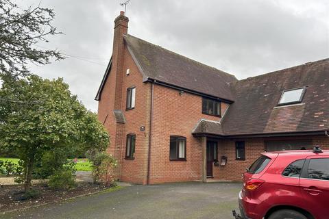 4 bedroom detached house to rent, New Road, Oreton