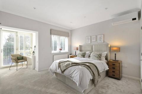 57 Lakeside Drive, Chobham, Woking, GU24 8BD