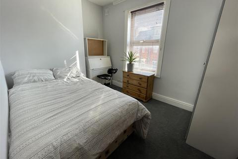 4 bedroom terraced house to rent, Burley Lodge Road, Hyde Park, Leeds, LS6 1QP