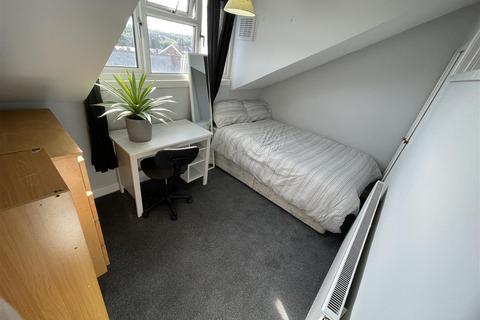 4 bedroom terraced house to rent, Burley Lodge Road, Hyde Park, Leeds, LS6 1QP