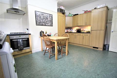 4 bedroom terraced house to rent, Beechwood View, Burley, Leeds, LS4 2LP