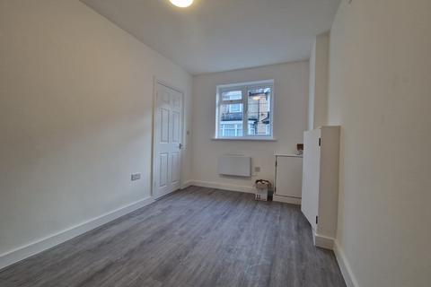 2 bedroom flat to rent, Leavesden Road, Watford, Hertfordshire, WD24