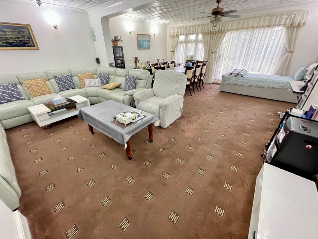 Woodland Avenue, Luton, Bedfordshire... 5 bed semidetached house for