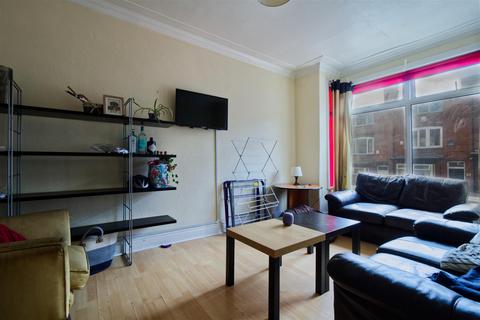 4 bedroom house to rent, Manor Drive, Hyde Park, Leeds