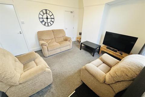 3 bedroom terraced house to rent, Meanwood Road, Meanwood, Leeds, LS6 4AW