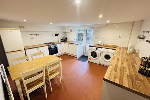 3 bedroom terraced house to rent, Meanwood Road, Meanwood, Leeds, LS6 4AW