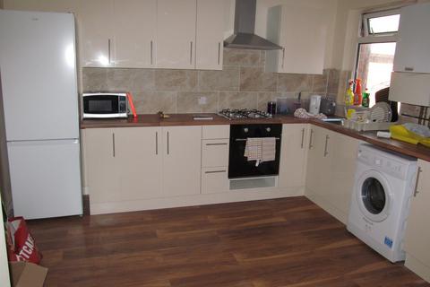 3 bedroom flat to rent, Wokingham Road, Reading RG6