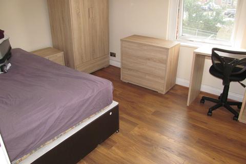 3 bedroom flat to rent, Wokingham Road, Reading RG6