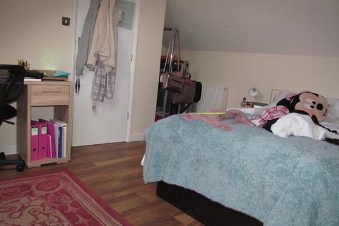 3 bedroom flat to rent, Wokingham Road, Reading RG6