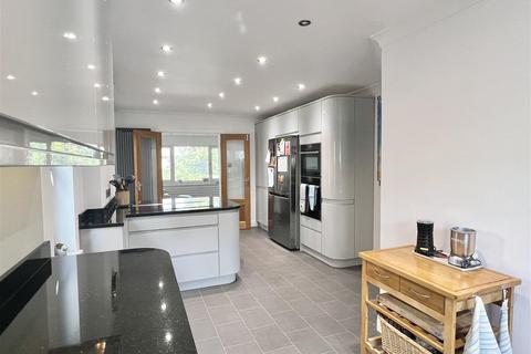 206 Manor View, Par, PL24 2ER