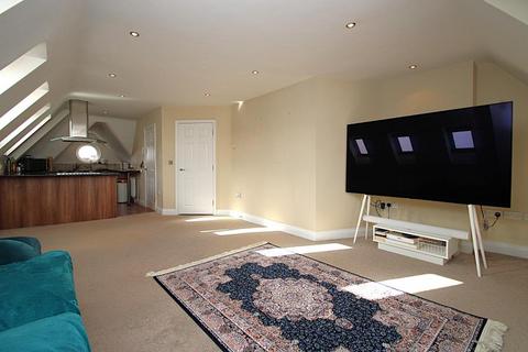 2 bedroom flat to rent, Hersham Road