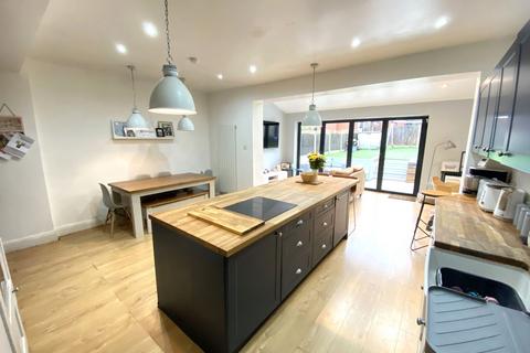 21 Church Road, Shaw, Oldham, OL2 7AT