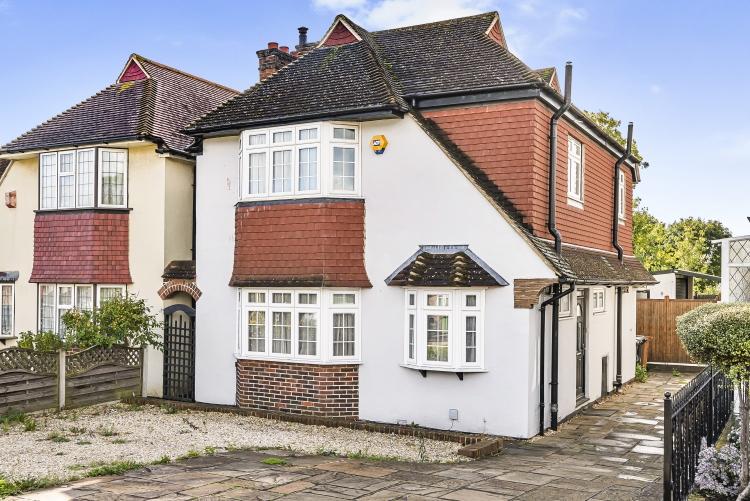 Winn Road London SE12 3 bed house to rent £2,600 pcm (£600 pw)