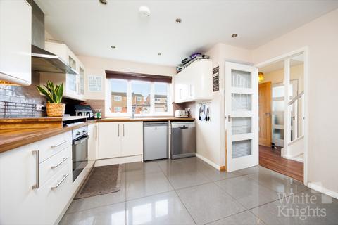 4 bedroom semi-detached house for sale, Redwood Avenue, Reading RG5