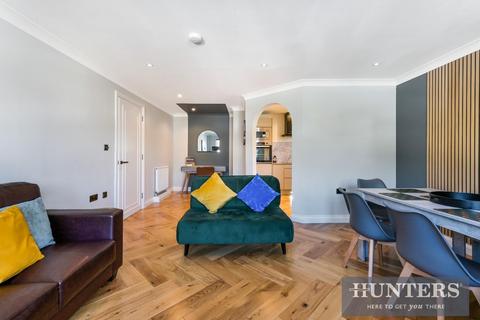 2 bedroom flat for sale, Dominion Close, Hounslow