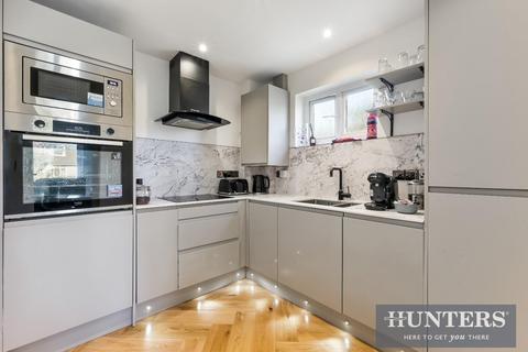 2 bedroom flat for sale, Dominion Close, Hounslow