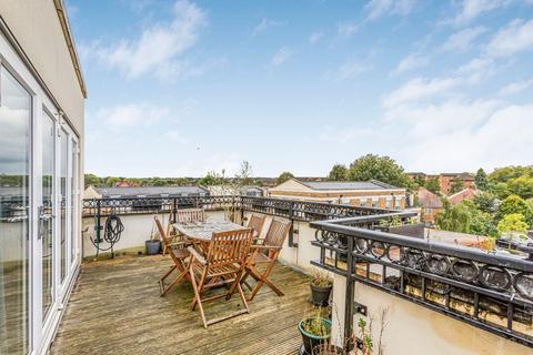 2 bedroom penthouse for sale, Churchill Court, Wadham Mews, London, SW14