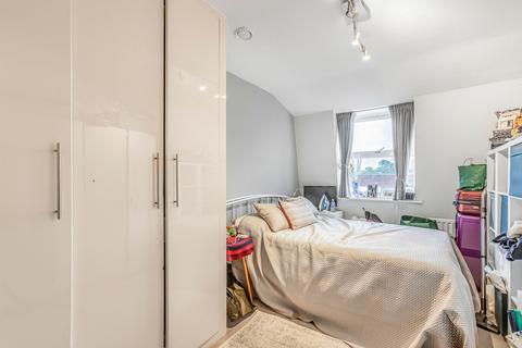 2 bedroom penthouse for sale, Churchill Court, Wadham Mews, London, SW14