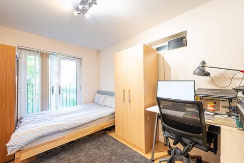 Studio to rent, Minster Road, West Hampstead, London, NW2