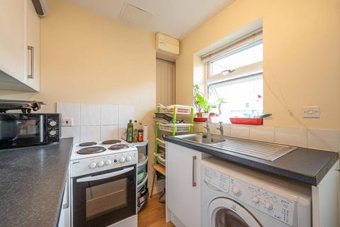 Studio to rent, Minster Road, West Hampstead, London, NW2