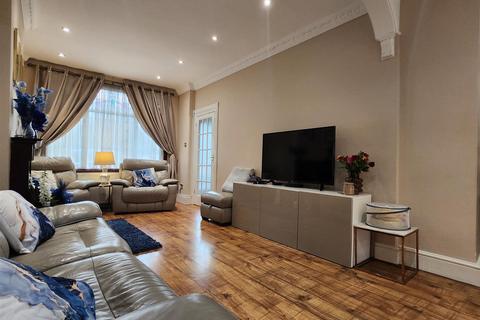 6 bedroom end of terrace house for sale, Eastern Avenue, Ilford