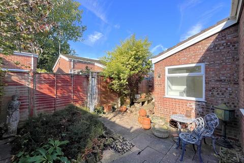 2 bedroom semi-detached bungalow for sale, Grassington Avenue, Warwick